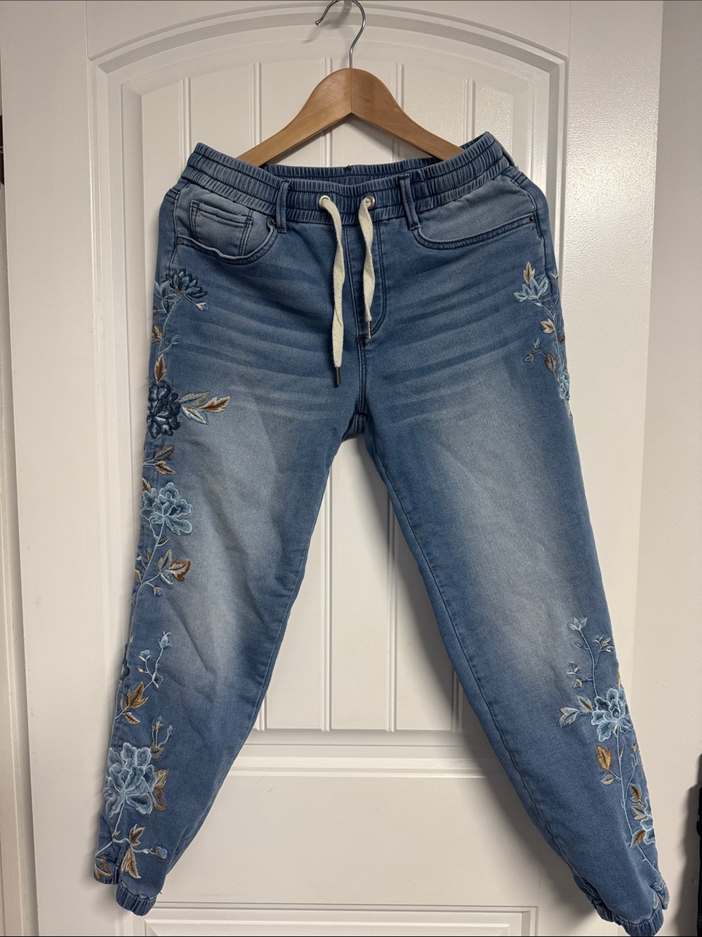 Free people - DRIFTWOOD Light Blue Embroidered Jogger Jeans